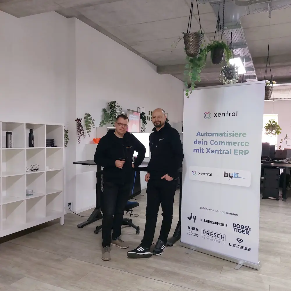xentral Showroom: Arbeitsplatz mit Bildschirm, xentral ERP und Lagerbereich